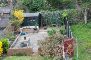 Art lovers dream w/ huge garden in leafy Peckham